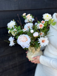 Toetervaas gevuld met zijdenbloemen