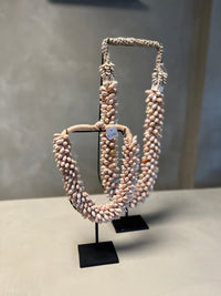Schelpen ketting op standaard L