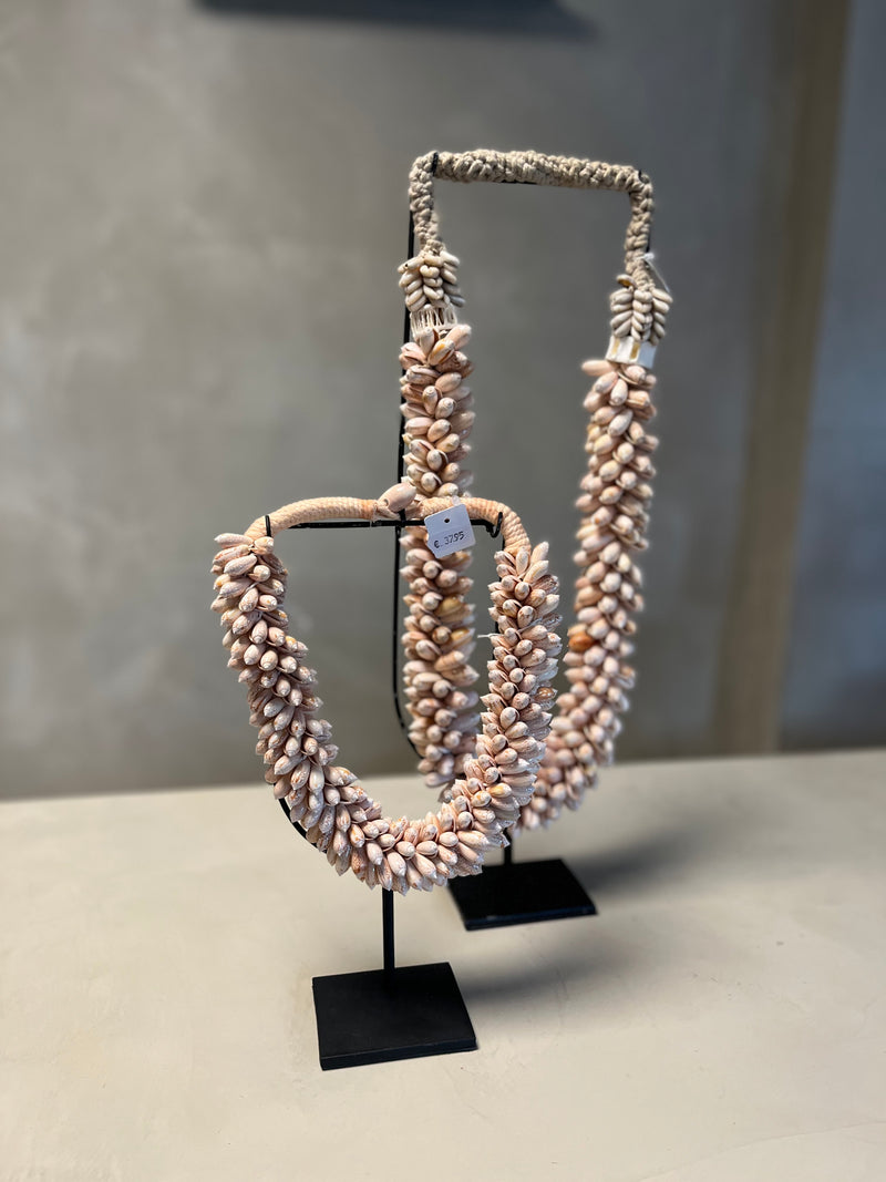 Schelpen ketting op standaard L