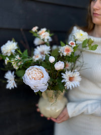 Toetervaas gevuld met zijdenbloemen