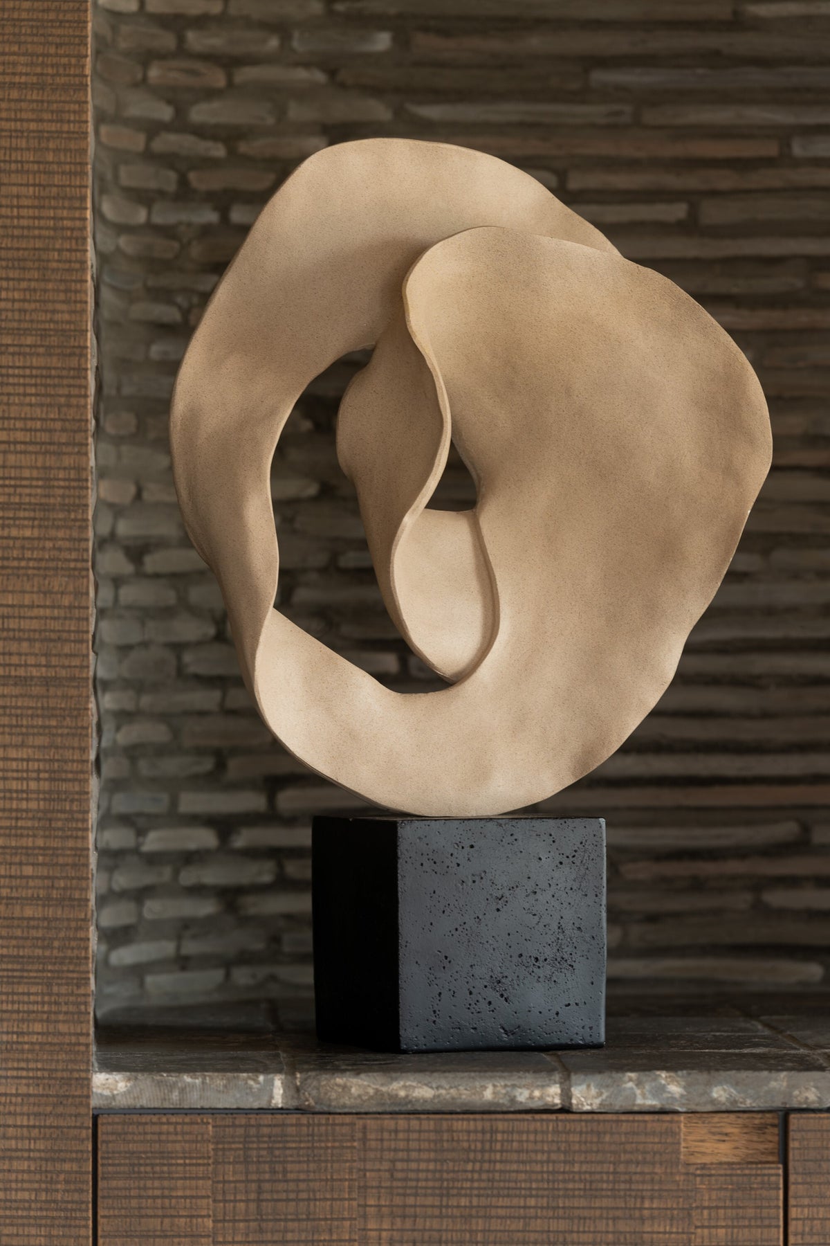 Deco Abstract On Base  Resin Beige/Black