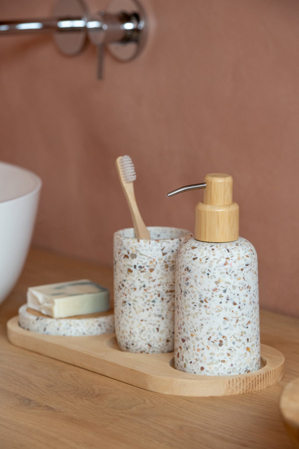 Soap Dispenser On Tray Polyresin White/Natural