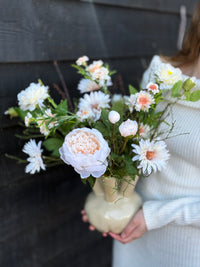Toetervaas gevuld met zijdenbloemen