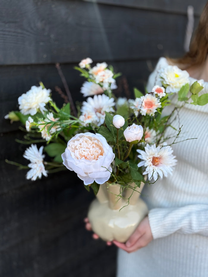 Toetervaas gevuld met zijdenbloemen
