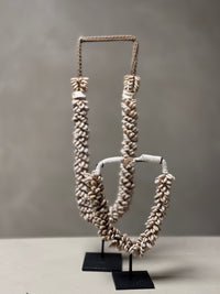 Schelpen ketting op standaard L