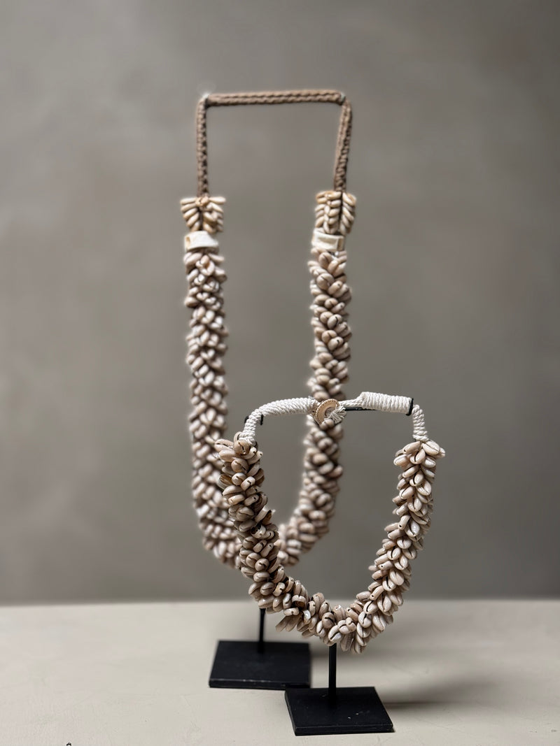 Schelpen ketting op standaard L