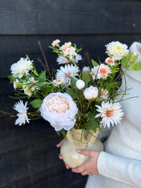 Toetervaas gevuld met zijdenbloemen