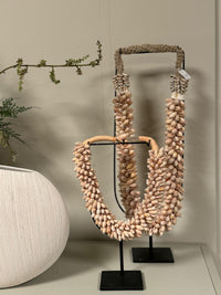 Schelpen ketting op standaard L