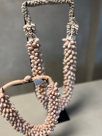 Schelpen ketting op standaard L