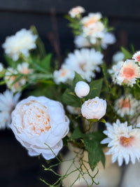 Toetervaas gevuld met zijdenbloemen