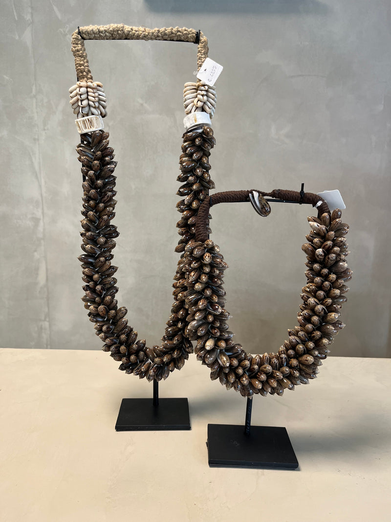 Schelpen ketting op standaard L
