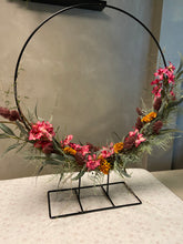 Afbeelding in Gallery-weergave laden, Ring op standaard Anne met zijden bloemen
