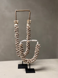 Schelpen ketting op standaard L