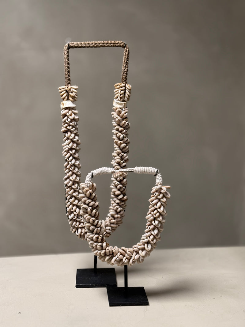 Schelpen ketting op standaard L