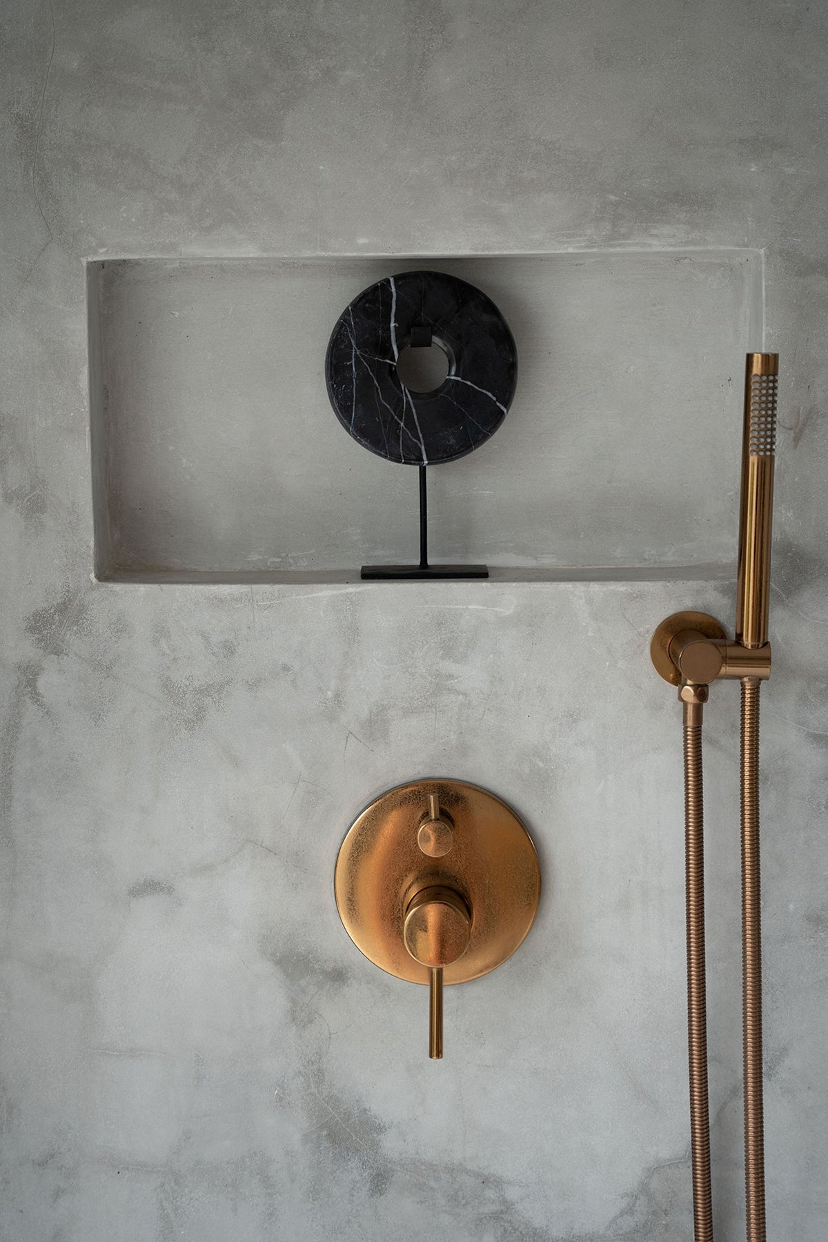 De Marmeren Disc op Stand - Zwart - M