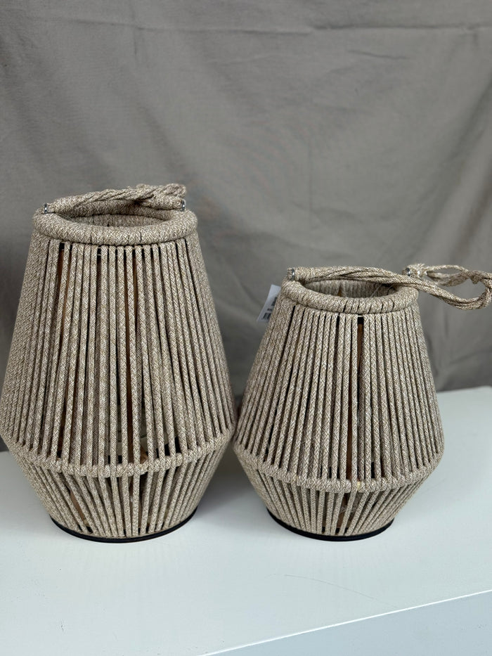 Roestige Kandelaar Met Witte Kaarsen / Was Stock Foto - Afbeelding Roestige Kandelaar Met Witte Kaarsen / Was Stock Foto - Afbeelding