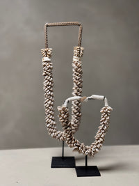 Schelpen ketting op standaard L