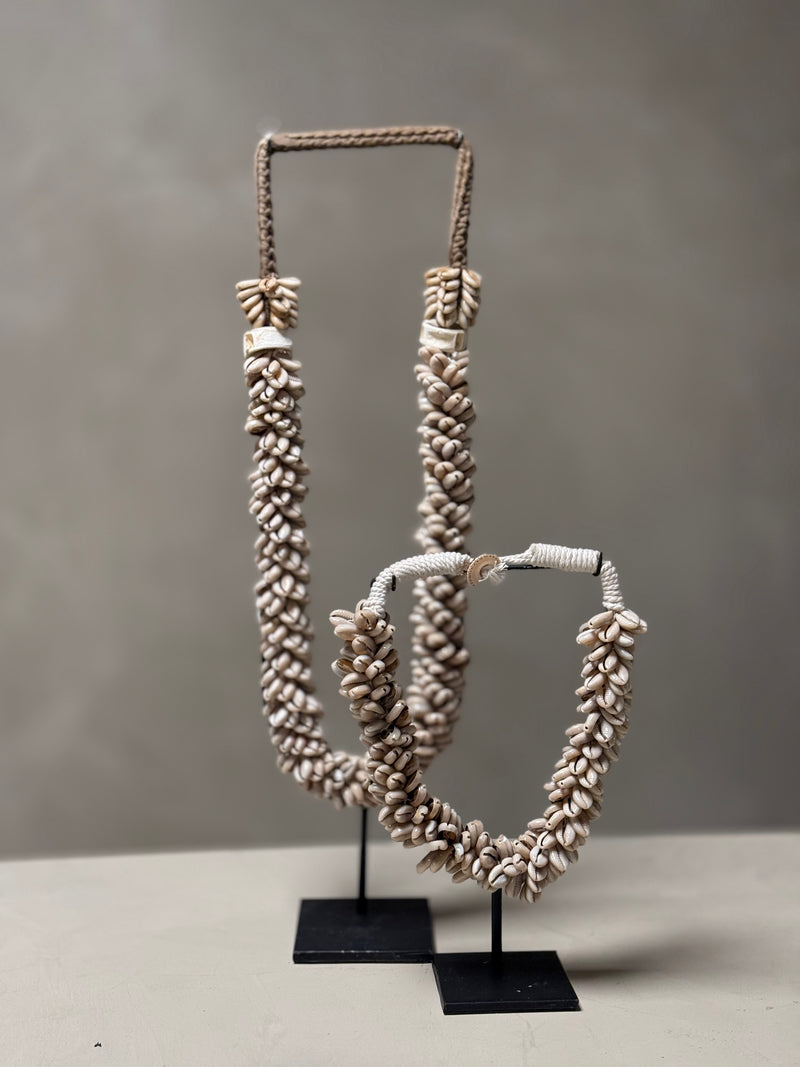 Schelpen ketting op standaard L