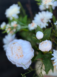 Toetervaas gevuld met zijdenbloemen
