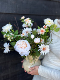 Toetervaas gevuld met zijdenbloemen