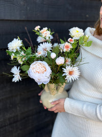Toetervaas gevuld met zijdenbloemen