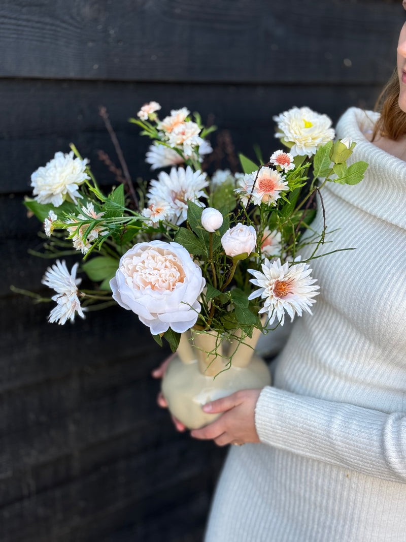 Toetervaas gevuld met zijdenbloemen