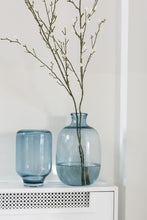 Afbeelding in Gallery-weergave laden, Vase Nora On Foot Round Glass Light Blue Small
