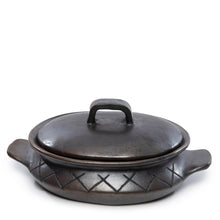 Afbeelding in Gallery-weergave laden, De Burned Ovale Pot Met Patroon En Handvaten - Zwart
