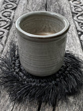 Afbeelding in Gallery-weergave laden, De Fringe Raffia Onderzetter - Zwart
