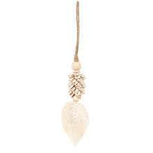 Afbeelding in Gallery-weergave laden, The Leaf &amp; Shell Hanging Decoration - Natural
