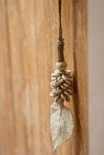Afbeelding in Gallery-weergave laden, The Leaf &amp; Shell Hanging Decoration - Natural

