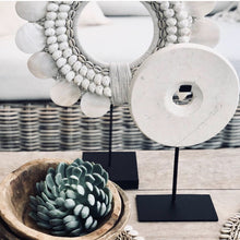 Afbeelding in Gallery-weergave laden, De Marmeren Disc op Stand - Wit - S
