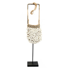 Afbeelding in Gallery-weergave laden, The Shell Purse on Stand - Decoration - White
