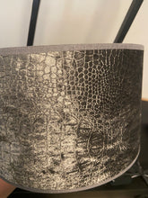 Afbeelding in Gallery-weergave laden, Cilinderkap croco grey 25cm
