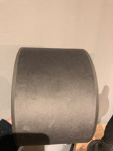 Afbeelding in Gallery-weergave laden, Cilinder kap 20cm velvet Taupe
