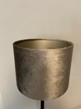 Afbeelding in Gallery-weergave laden, Cilinderkap 20cm velvet champagne/taupe
